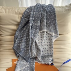驴家新款【L渐变牛仔花纹140】原版标配标码,汇聚路易威登元素:Monogram 花卉、LV 字母,渐变牛仔色彩搭配羊绒 驴家新款【L渐变牛仔花纹140】原版标配标码,汇聚路易威登元素:Monogram 花卉、LV 字母,渐变牛仔色彩搭配羊绒