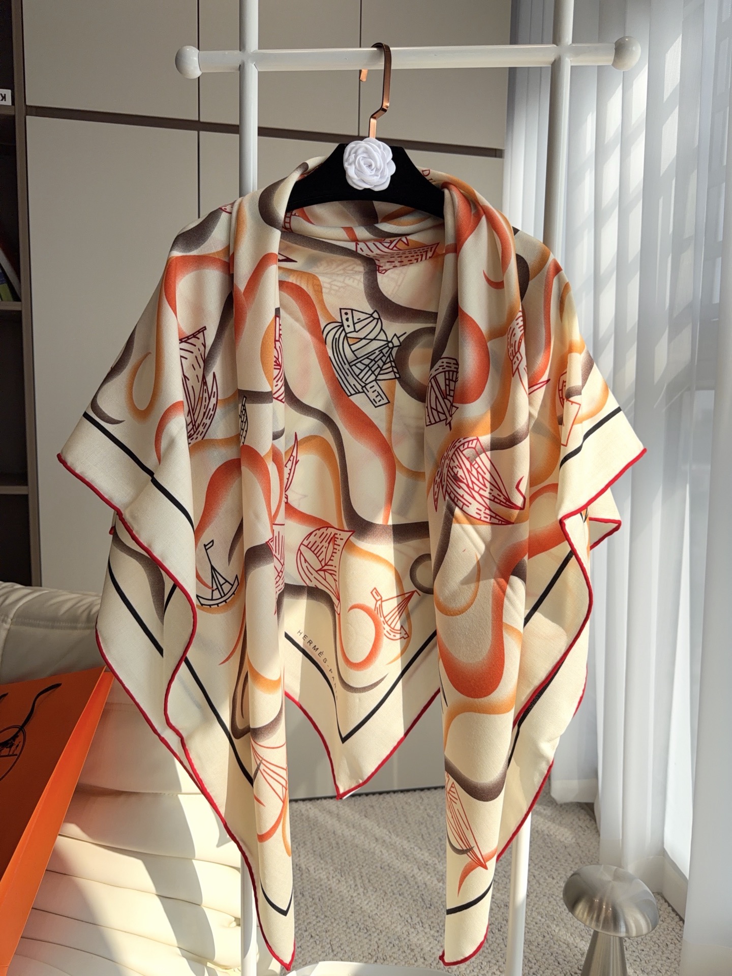 爱马仕（Hermes）上新💕【爱马仕2026 】这款点睛配饰可以多种方式佩戴，与任何服饰皆搭配得宜。无论系绕颈间，或作为