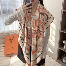 爱马仕(Hermes)上新💕【爱马仕2026 】这款点睛配饰可以多种方式佩戴,与任何服饰皆搭配得宜。无论系绕颈间,或作为 爱马仕(Hermes)上新💕【爱马仕2026 】这款点睛配饰可以多种方式佩戴,与任何服饰皆搭配得宜。无论系绕颈间,或作为