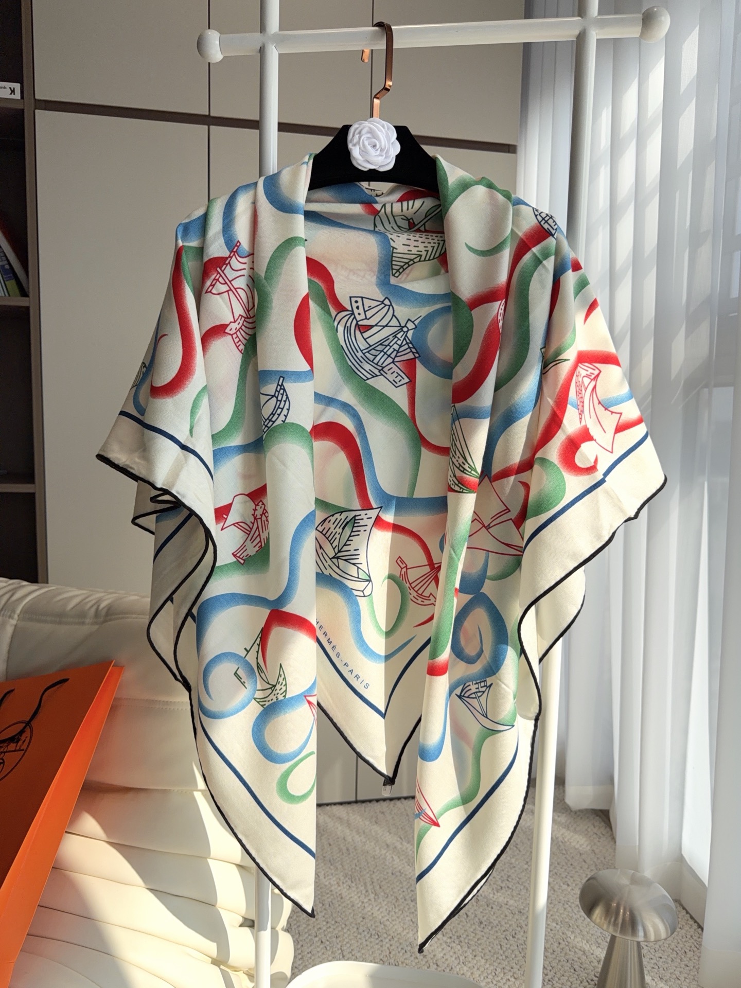爱马仕（Hermes）上新💕【爱马仕2026】这款点睛配饰可以多种方式佩戴，与任何服饰皆搭配得宜。无论系绕颈间，或作为腰