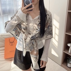 爱马仕(Hermes)上新💕【爱马仕2026 】这款点睛配饰可以多种方式佩戴,与任何服饰皆搭配得宜。无论系绕颈间,或作为 爱马仕(Hermes)上新💕【爱马仕2026 】这款点睛配饰可以多种方式佩戴,与任何服饰皆搭配得宜。无论系绕颈间,或作为