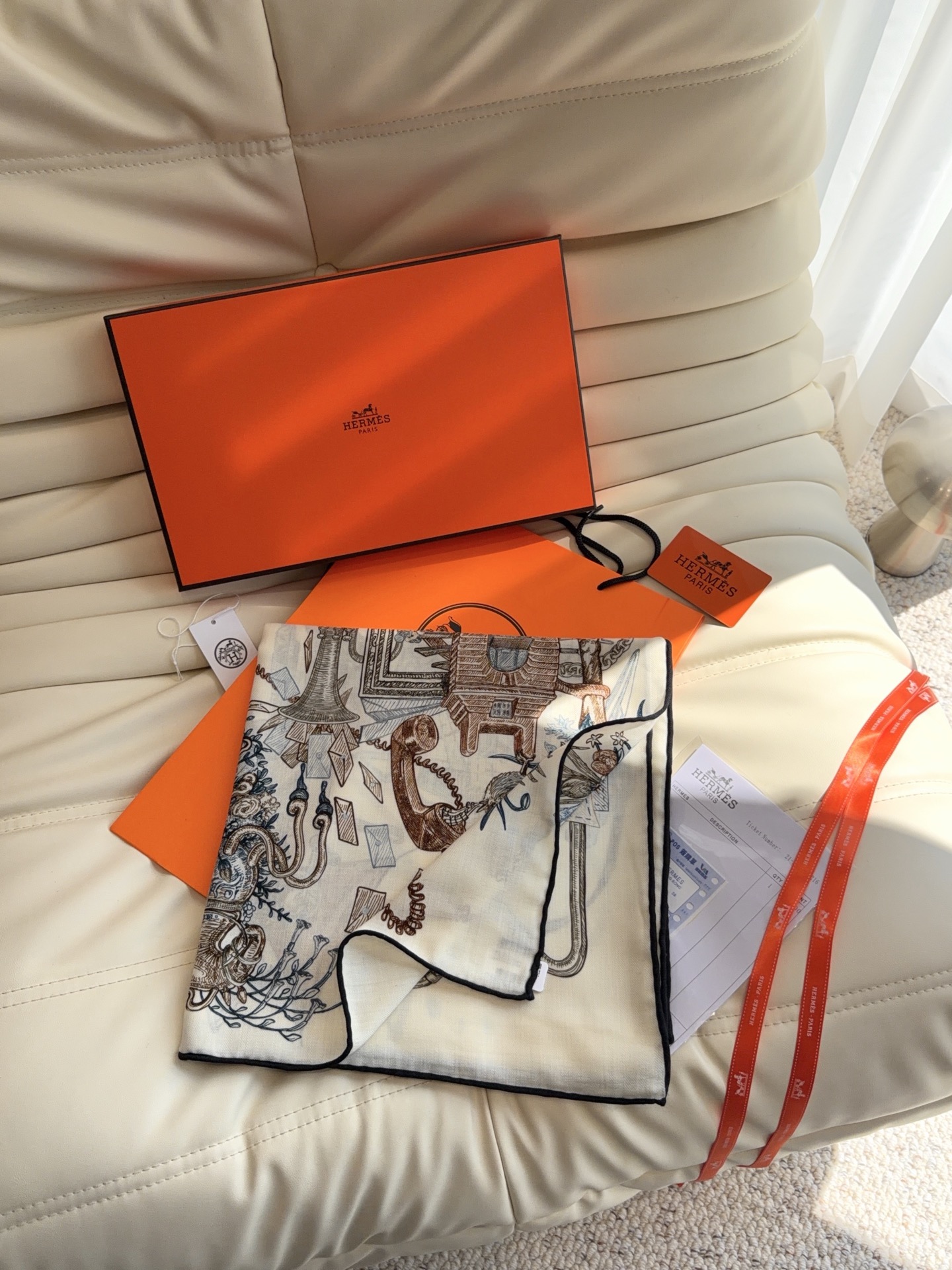 爱马仕（Hermes）上新💕【爱马仕2026 】这款点睛配饰可以多种方式佩戴，与任何服饰皆搭配得宜。无论系绕颈间，或作为