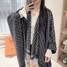 ✔️【顶级版本】DIOR 迪奥长款设计,饰以对比鲜明的同色调“CHRISTIAN DIOR”标志提花条形图案和流苏饰边 ✔️【顶级版本】DIOR 迪奥长款设计,饰以对比鲜明的同色调“CHRISTIAN DIOR”标志提花条形图案和流苏饰边