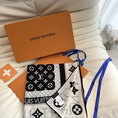 LV(路易威登)140 披肩 LV x TM Monogram SuPerflat Flowers 方巾出自路易威登与村 LV(路易威登)140 披肩 LV x TM Monogram SuPerflat Flowers 方巾出自路易威登与村