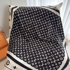 LV(路易威登)140 披肩 LV x TM Monogram SuPerflat Flowers 方巾出自路易威登与村 LV(路易威登)140 披肩 LV x TM Monogram SuPerflat Flowers 方巾出自路易威登与村