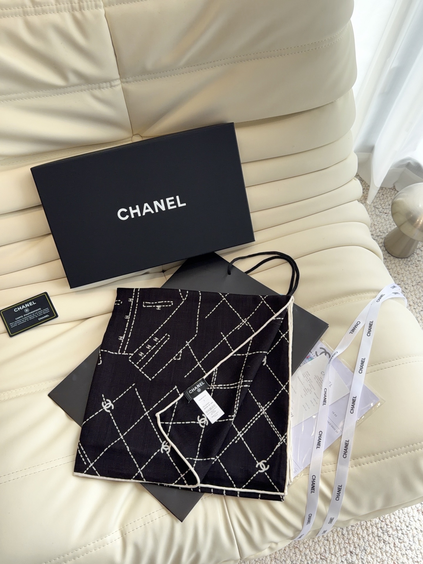 香奈儿(CHANEL) 上新❤️ 140*140 丝毛 台版印花 黑白二色 高级都市新贵!山茶花的再一次邂逅!绝 香奈儿(CHANEL) 上新❤️ 140*140 丝毛 台版印花 黑白二色 高级都市新贵!山茶花的再一次邂逅!绝