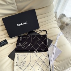 香奈儿(CHANEL) 上新❤️ 140*140 丝毛 台版印花 黑白二色 高级都市新贵!山茶花的再一次邂逅!绝 香奈儿(CHANEL) 上新❤️ 140*140 丝毛 台版印花 黑白二色 高级都市新贵!山茶花的再一次邂逅!绝