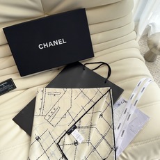 香奈儿(CHANEL) 上新❤️ 140*140 丝毛 台版印花 黑白二色 高级都市新贵!山茶花的再一次邂逅!绝 香奈儿(CHANEL) 上新❤️ 140*140 丝毛 台版印花 黑白二色 高级都市新贵!山茶花的再一次邂逅!绝