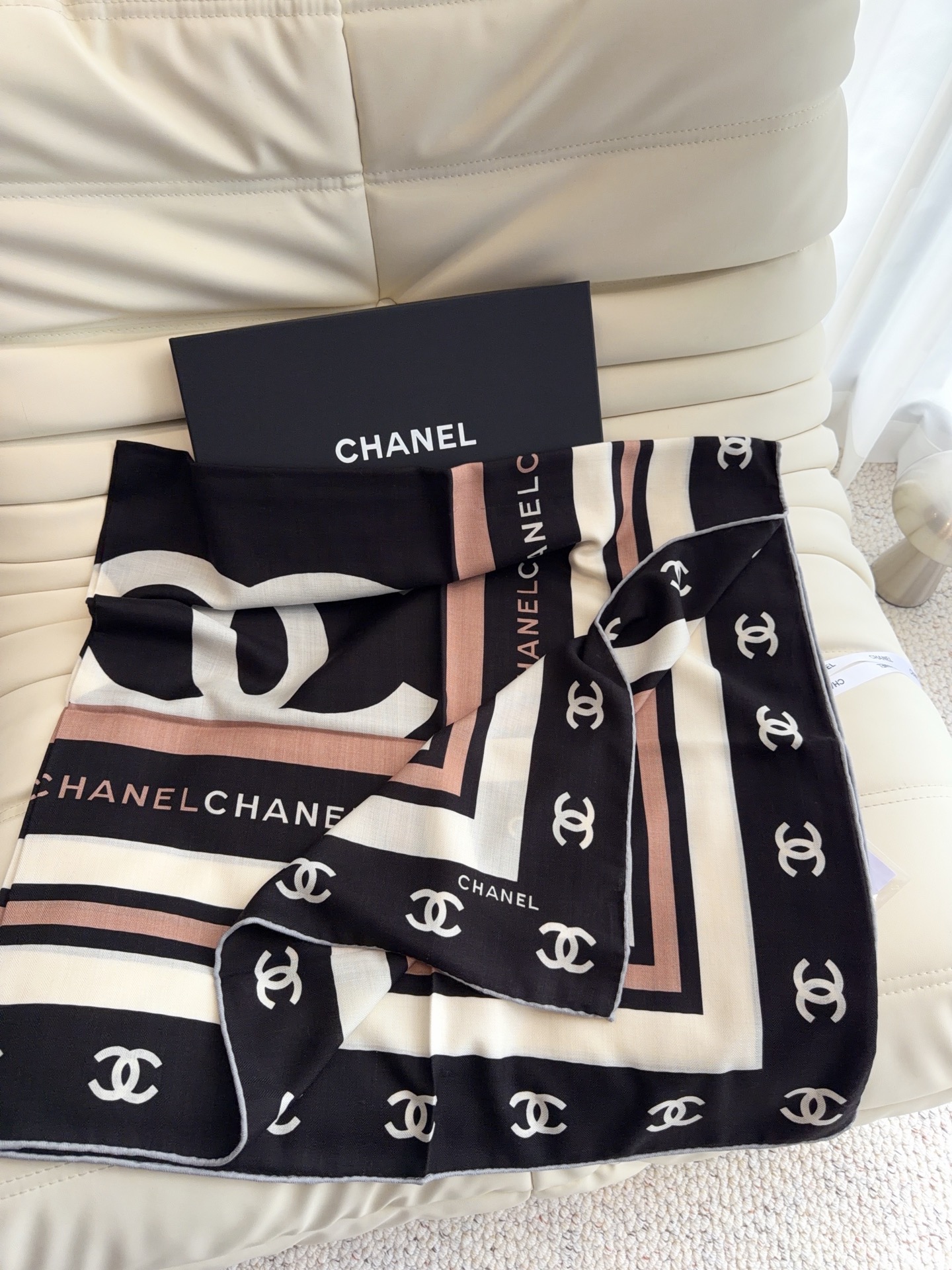 香奈儿（CHANEL）140*140上新❤️【真丝丝绒款】 Chanel 【▪️温柔而娴静，logo优雅气质！】柔软顺滑