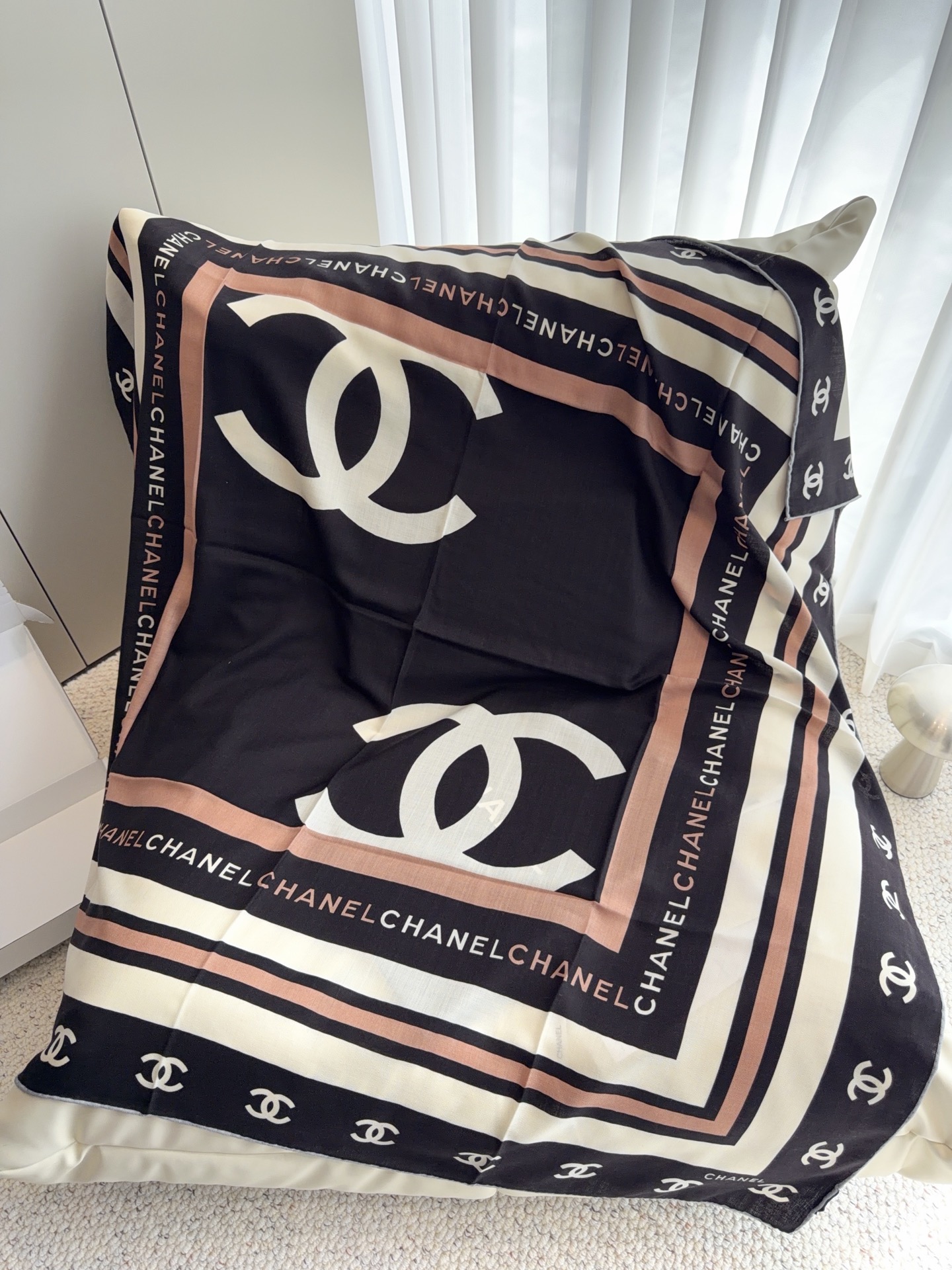 香奈儿（CHANEL）140*140上新❤️【真丝丝绒款】 Chanel 【▪️温柔而娴静，logo优雅气质！】柔软顺滑