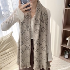 🔥🔥🔥Louis Vuitton(路易威登)唐嫣明星同款秋冬羊毛围巾 加厚保暖羊绒围巾披肩两用纯色 这款围巾上饰有经典的 🔥🔥🔥Louis Vuitton(路易威登)唐嫣明星同款秋冬羊毛围巾 加厚保暖羊绒围巾披肩两用纯色 这款围巾上饰有经典的