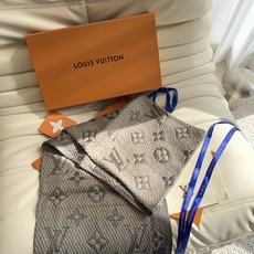 🔥🔥🔥Louis Vuitton(路易威登)唐嫣明星同款秋冬羊毛围巾 加厚保暖羊绒围巾披肩两用纯色 这款围巾上饰有经典的 🔥🔥🔥Louis Vuitton(路易威登)唐嫣明星同款秋冬羊毛围巾 加厚保暖羊绒围巾披肩两用纯色 这款围巾上饰有经典的