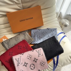 🔥🔥🔥Louis Vuitton(路易威登)唐嫣明星同款秋冬羊毛围巾 加厚保暖羊绒围巾披肩两用纯色 这款围巾上饰有经典的 🔥🔥🔥Louis Vuitton(路易威登)唐嫣明星同款秋冬羊毛围巾 加厚保暖羊绒围巾披肩两用纯色 这款围巾上饰有经典的