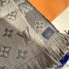 🔥🔥🔥Louis Vuitton(路易威登)唐嫣明星同款秋冬羊毛围巾 加厚保暖羊绒围巾披肩两用纯色 这款围巾上饰有经典的 🔥🔥🔥Louis Vuitton(路易威登)唐嫣明星同款秋冬羊毛围巾 加厚保暖羊绒围巾披肩两用纯色 这款围巾上饰有经典的