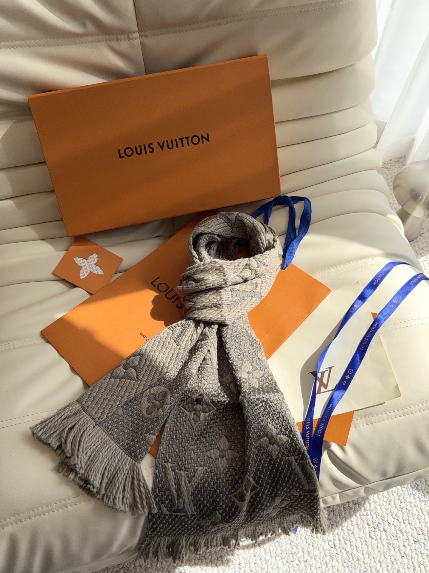🔥🔥🔥Louis Vuitton(路易威登)唐嫣明星同款秋冬羊毛围巾 加厚保暖羊绒围巾披肩两用纯色 这款围巾上饰有经典的 🔥🔥🔥Louis Vuitton(路易威登)唐嫣明星同款秋冬羊毛围巾 加厚保暖羊绒围巾披肩两用纯色 这款围巾上饰有经典的