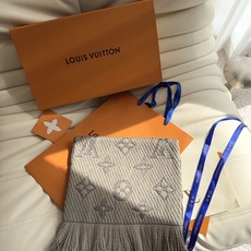 🔥🔥🔥Louis Vuitton(路易威登)唐嫣明星同款秋冬羊毛围巾 加厚保暖羊绒围巾披肩两用纯色 这款围巾上饰有经典的 🔥🔥🔥Louis Vuitton(路易威登)唐嫣明星同款秋冬羊毛围巾 加厚保暖羊绒围巾披肩两用纯色 这款围巾上饰有经典的