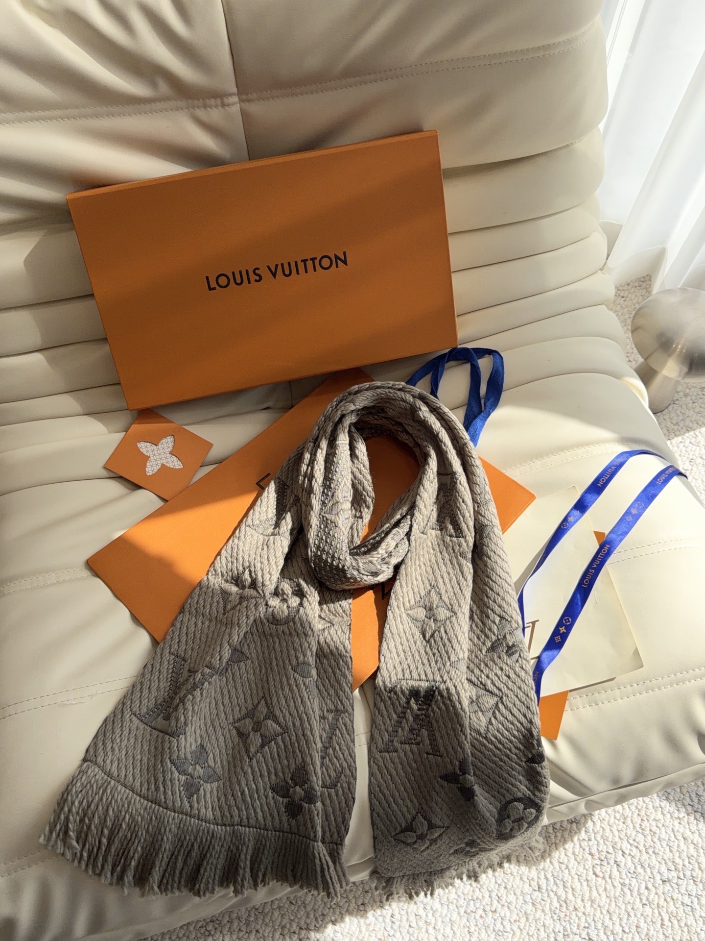 🔥🔥🔥Louis Vuitton(路易威登)唐嫣明星同款秋冬羊毛围巾 加厚保暖羊绒围巾披肩两用纯色 这款围巾上饰有经典的 🔥🔥🔥Louis Vuitton(路易威登)唐嫣明星同款秋冬羊毛围巾 加厚保暖羊绒围巾披肩两用纯色 这款围巾上饰有经典的