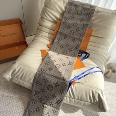 🔥🔥🔥Louis Vuitton(路易威登)唐嫣明星同款秋冬羊毛围巾 加厚保暖羊绒围巾披肩两用纯色 这款围巾上饰有经典的 🔥🔥🔥Louis Vuitton(路易威登)唐嫣明星同款秋冬羊毛围巾 加厚保暖羊绒围巾披肩两用纯色 这款围巾上饰有经典的