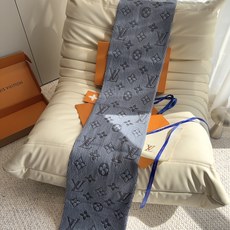 🔥🔥🔥Louis Vuitton(路易威登)唐嫣明星同款秋冬羊毛围巾 加厚保暖羊绒围巾披肩两用纯色 这款围巾上饰有经典的 🔥🔥🔥Louis Vuitton(路易威登)唐嫣明星同款秋冬羊毛围巾 加厚保暖羊绒围巾披肩两用纯色 这款围巾上饰有经典的