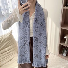 🔥🔥🔥Louis Vuitton(路易威登)唐嫣明星同款秋冬羊毛围巾 加厚保暖羊绒围巾披肩两用纯色 这款围巾上饰有经典的 🔥🔥🔥Louis Vuitton(路易威登)唐嫣明星同款秋冬羊毛围巾 加厚保暖羊绒围巾披肩两用纯色 这款围巾上饰有经典的