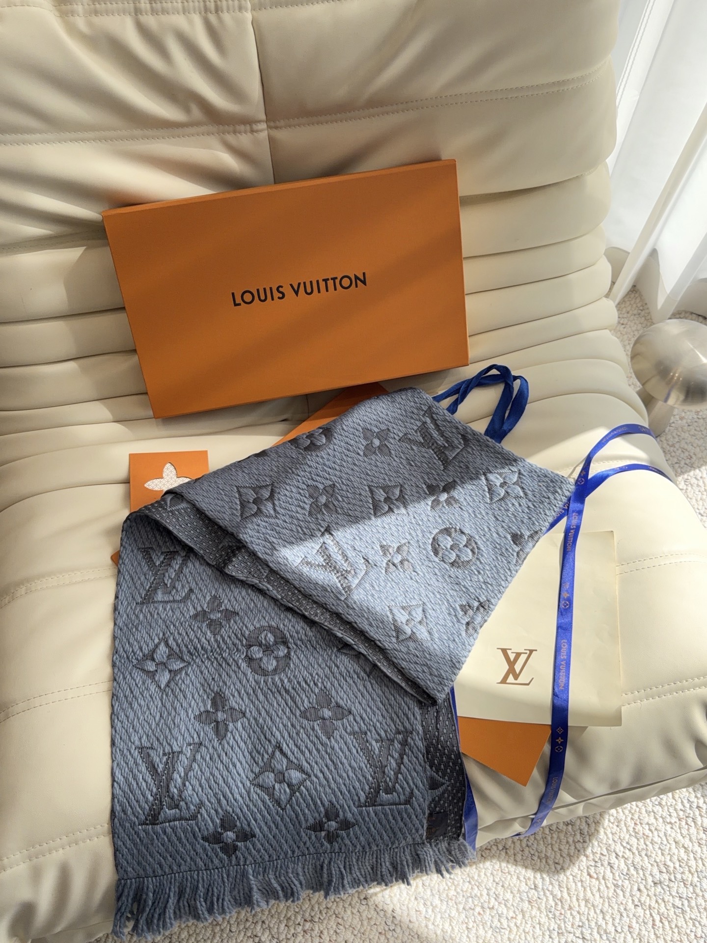 🔥🔥🔥Louis Vuitton(路易威登)唐嫣明星同款秋冬羊毛围巾 加厚保暖羊绒围巾披肩两用纯色 这款围巾上饰有经典的 🔥🔥🔥Louis Vuitton(路易威登)唐嫣明星同款秋冬羊毛围巾 加厚保暖羊绒围巾披肩两用纯色 这款围巾上饰有经典的