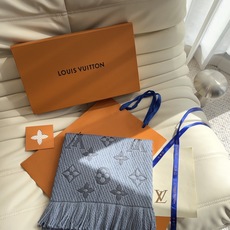 🔥🔥🔥Louis Vuitton(路易威登)唐嫣明星同款秋冬羊毛围巾 加厚保暖羊绒围巾披肩两用纯色 这款围巾上饰有经典的 🔥🔥🔥Louis Vuitton(路易威登)唐嫣明星同款秋冬羊毛围巾 加厚保暖羊绒围巾披肩两用纯色 这款围巾上饰有经典的