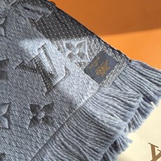 🔥🔥🔥Louis Vuitton(路易威登)唐嫣明星同款秋冬羊毛围巾 加厚保暖羊绒围巾披肩两用纯色 这款围巾上饰有经典的 🔥🔥🔥Louis Vuitton(路易威登)唐嫣明星同款秋冬羊毛围巾 加厚保暖羊绒围巾披肩两用纯色 这款围巾上饰有经典的