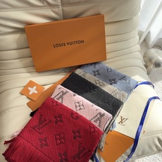 🔥🔥🔥Louis Vuitton(路易威登)唐嫣明星同款秋冬羊毛围巾 加厚保暖羊绒围巾披肩两用纯色 这款围巾上饰有经典的 🔥🔥🔥Louis Vuitton(路易威登)唐嫣明星同款秋冬羊毛围巾 加厚保暖羊绒围巾披肩两用纯色 这款围巾上饰有经典的