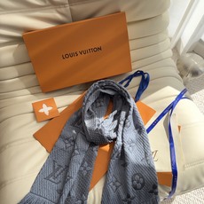 🔥🔥🔥Louis Vuitton(路易威登)唐嫣明星同款秋冬羊毛围巾 加厚保暖羊绒围巾披肩两用纯色 这款围巾上饰有经典的 🔥🔥🔥Louis Vuitton(路易威登)唐嫣明星同款秋冬羊毛围巾 加厚保暖羊绒围巾披肩两用纯色 这款围巾上饰有经典的