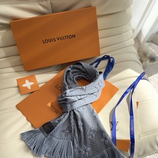 🔥🔥🔥Louis Vuitton(路易威登)唐嫣明星同款秋冬羊毛围巾 加厚保暖羊绒围巾披肩两用纯色 这款围巾上饰有经典的 🔥🔥🔥Louis Vuitton(路易威登)唐嫣明星同款秋冬羊毛围巾 加厚保暖羊绒围巾披肩两用纯色 这款围巾上饰有经典的
