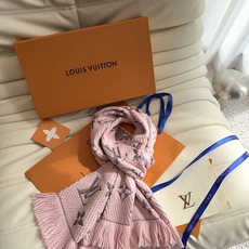🔥🔥🔥Louis Vuitton(路易威登)唐嫣明星同款秋冬羊毛围巾 加厚保暖羊绒围巾披肩两用纯色 这款围巾上饰有经典的 🔥🔥🔥Louis Vuitton(路易威登)唐嫣明星同款秋冬羊毛围巾 加厚保暖羊绒围巾披肩两用纯色 这款围巾上饰有经典的
