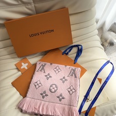 🔥🔥🔥Louis Vuitton(路易威登)唐嫣明星同款秋冬羊毛围巾 加厚保暖羊绒围巾披肩两用纯色 这款围巾上饰有经典的 🔥🔥🔥Louis Vuitton(路易威登)唐嫣明星同款秋冬羊毛围巾 加厚保暖羊绒围巾披肩两用纯色 这款围巾上饰有经典的