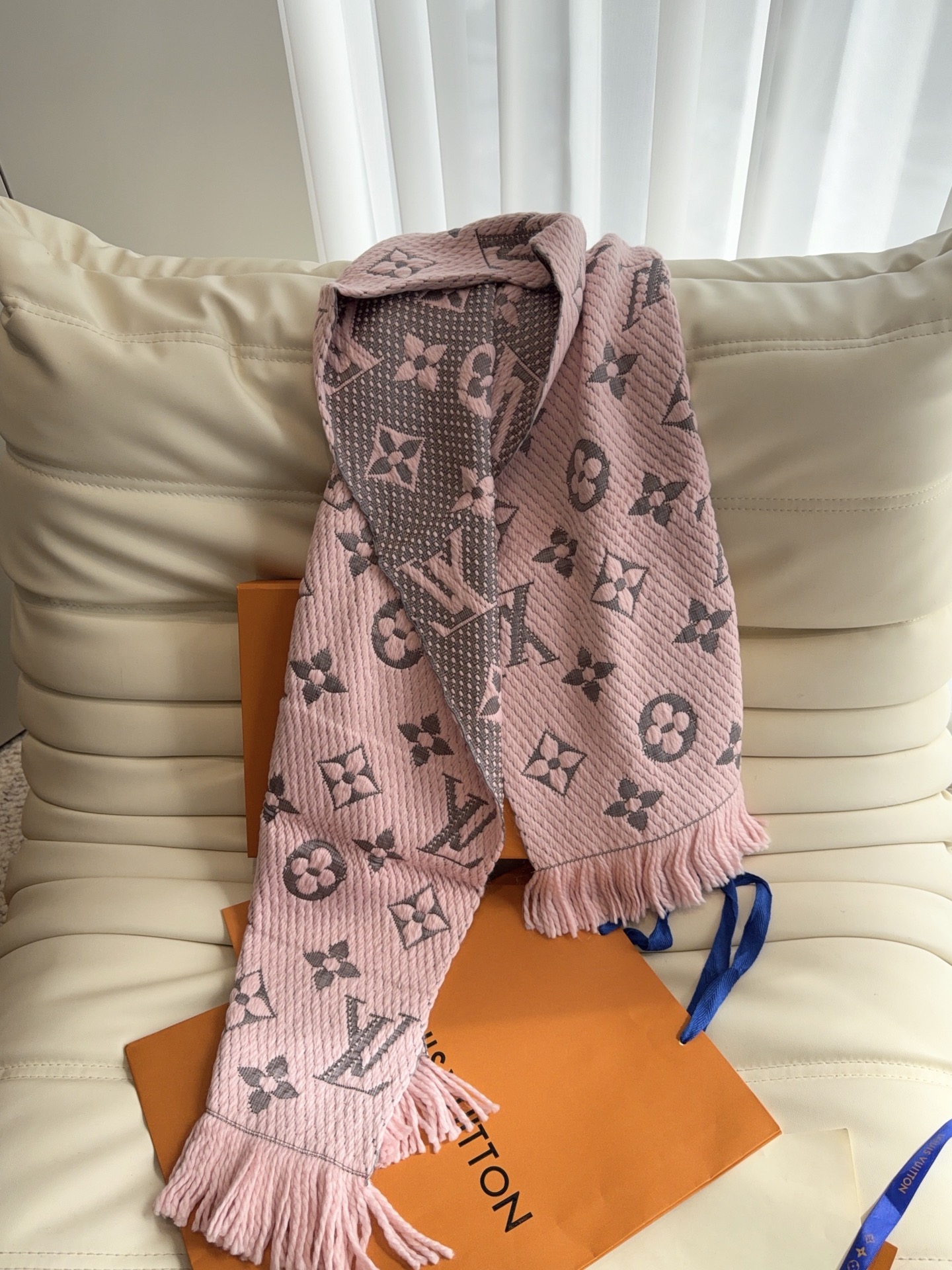 🔥🔥🔥Louis Vuitton(路易威登)唐嫣明星同款秋冬羊毛围巾 加厚保暖羊绒围巾披肩两用纯色 这款围巾上饰有经典的 🔥🔥🔥Louis Vuitton(路易威登)唐嫣明星同款秋冬羊毛围巾 加厚保暖羊绒围巾披肩两用纯色 这款围巾上饰有经典的