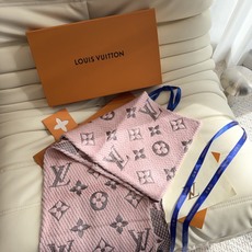 🔥🔥🔥Louis Vuitton(路易威登)唐嫣明星同款秋冬羊毛围巾 加厚保暖羊绒围巾披肩两用纯色 这款围巾上饰有经典的 🔥🔥🔥Louis Vuitton(路易威登)唐嫣明星同款秋冬羊毛围巾 加厚保暖羊绒围巾披肩两用纯色 这款围巾上饰有经典的