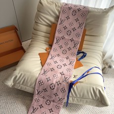 🔥🔥🔥Louis Vuitton(路易威登)唐嫣明星同款秋冬羊毛围巾 加厚保暖羊绒围巾披肩两用纯色 这款围巾上饰有经典的 🔥🔥🔥Louis Vuitton(路易威登)唐嫣明星同款秋冬羊毛围巾 加厚保暖羊绒围巾披肩两用纯色 这款围巾上饰有经典的