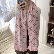 🔥🔥🔥Louis Vuitton(路易威登)唐嫣明星同款秋冬羊毛围巾 加厚保暖羊绒围巾披肩两用纯色 这款围巾上饰有经典的 🔥🔥🔥Louis Vuitton(路易威登)唐嫣明星同款秋冬羊毛围巾 加厚保暖羊绒围巾披肩两用纯色 这款围巾上饰有经典的