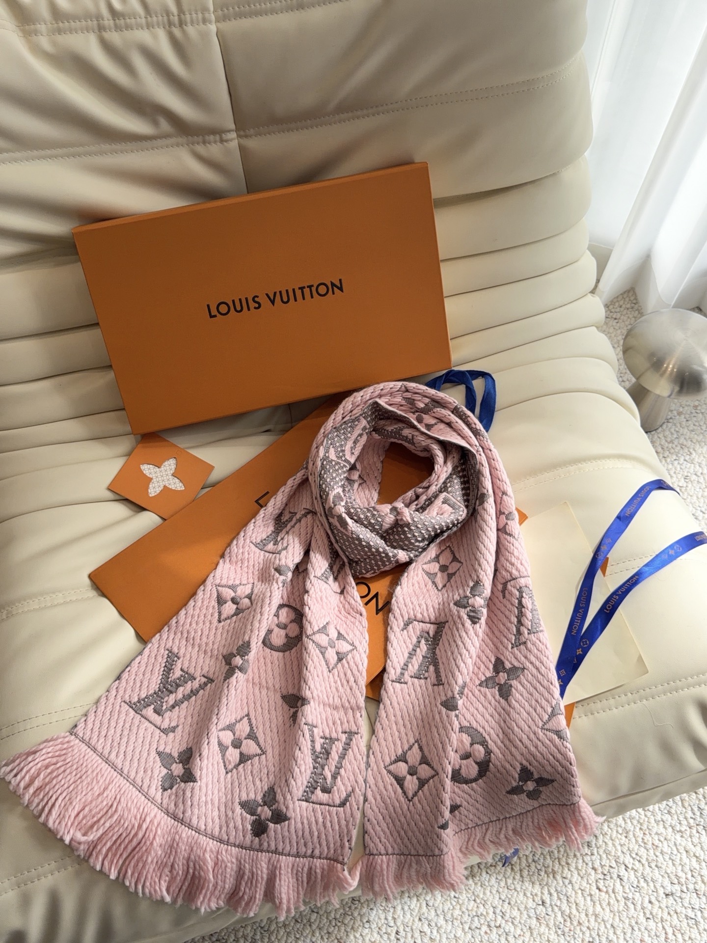 🔥🔥🔥Louis Vuitton(路易威登)唐嫣明星同款秋冬羊毛围巾 加厚保暖羊绒围巾披肩两用纯色 这款围巾上饰有经典的 🔥🔥🔥Louis Vuitton(路易威登)唐嫣明星同款秋冬羊毛围巾 加厚保暖羊绒围巾披肩两用纯色 这款围巾上饰有经典的