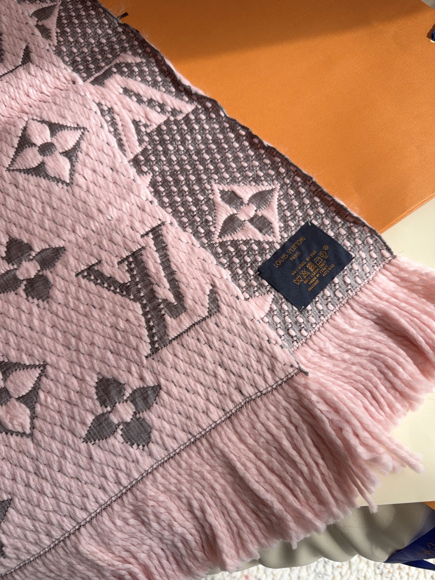 🔥🔥🔥Louis Vuitton(路易威登)唐嫣明星同款秋冬羊毛围巾 加厚保暖羊绒围巾披肩两用纯色 这款围巾上饰有经典的 🔥🔥🔥Louis Vuitton(路易威登)唐嫣明星同款秋冬羊毛围巾 加厚保暖羊绒围巾披肩两用纯色 这款围巾上饰有经典的