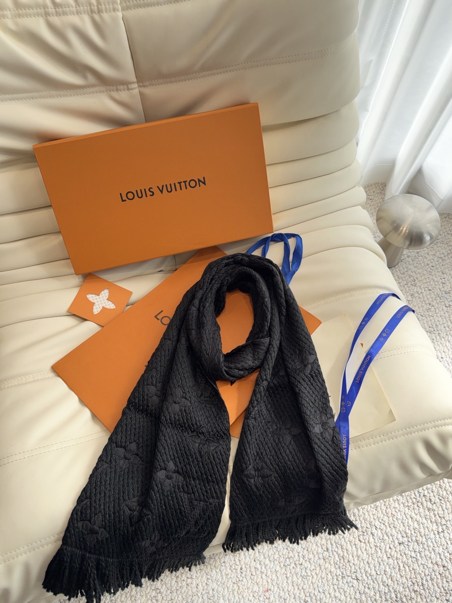 🔥🔥🔥Louis Vuitton（路易威登）唐嫣明星同款秋冬羊毛围巾 加厚保暖羊绒围巾披肩两用纯色 这款围巾上饰有经典的
