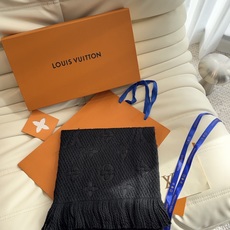🔥🔥🔥Louis Vuitton(路易威登)唐嫣明星同款秋冬羊毛围巾 加厚保暖羊绒围巾披肩两用纯色 这款围巾上饰有经典的 🔥🔥🔥Louis Vuitton(路易威登)唐嫣明星同款秋冬羊毛围巾 加厚保暖羊绒围巾披肩两用纯色 这款围巾上饰有经典的