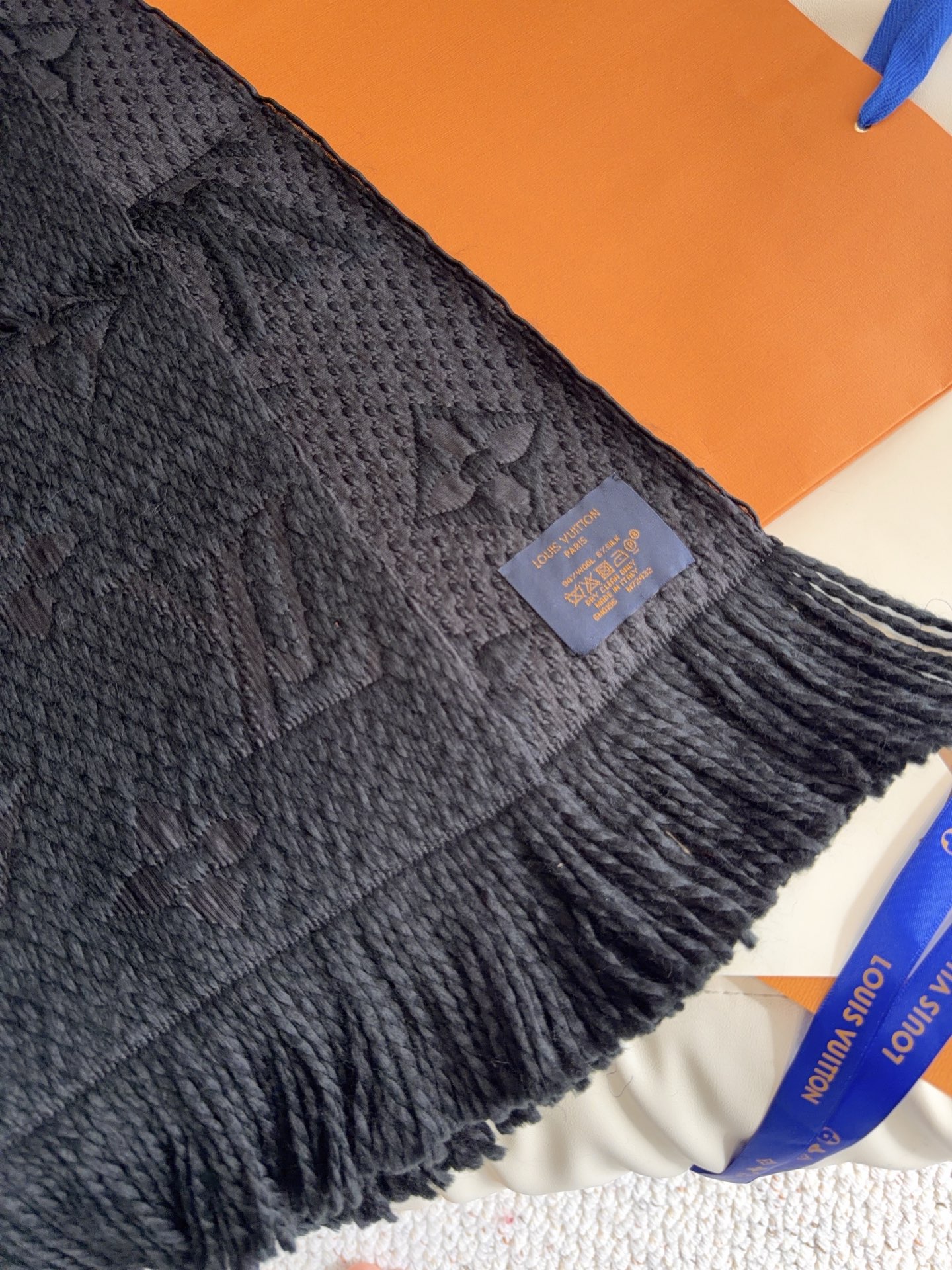 🔥🔥🔥Louis Vuitton（路易威登）唐嫣明星同款秋冬羊毛围巾 加厚保暖羊绒围巾披肩两用纯色 这款围巾上饰有经典的
