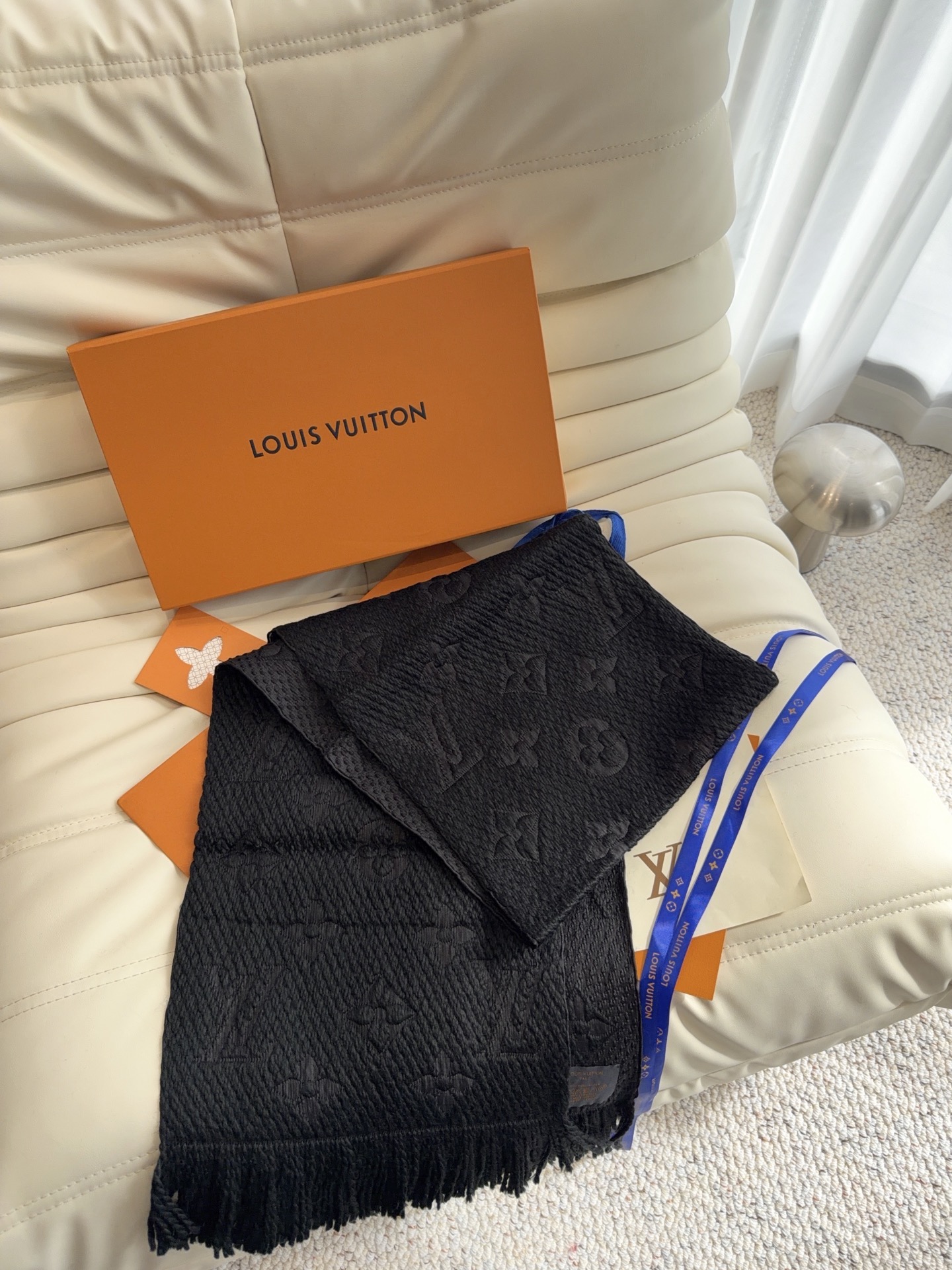 🔥🔥🔥Louis Vuitton（路易威登）唐嫣明星同款秋冬羊毛围巾 加厚保暖羊绒围巾披肩两用纯色 这款围巾上饰有经典的