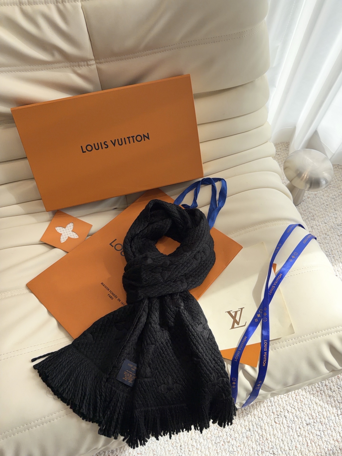🔥🔥🔥Louis Vuitton（路易威登）唐嫣明星同款秋冬羊毛围巾 加厚保暖羊绒围巾披肩两用纯色 这款围巾上饰有经典的