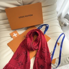 🔥🔥🔥Louis Vuitton(路易威登)唐嫣明星同款秋冬羊毛围巾 加厚保暖羊绒围巾披肩两用纯色 这款围巾上饰有经典的 🔥🔥🔥Louis Vuitton(路易威登)唐嫣明星同款秋冬羊毛围巾 加厚保暖羊绒围巾披肩两用纯色 这款围巾上饰有经典的
