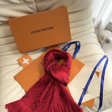 🔥🔥🔥Louis Vuitton(路易威登)唐嫣明星同款秋冬羊毛围巾 加厚保暖羊绒围巾披肩两用纯色 这款围巾上饰有经典的 🔥🔥🔥Louis Vuitton(路易威登)唐嫣明星同款秋冬羊毛围巾 加厚保暖羊绒围巾披肩两用纯色 这款围巾上饰有经典的