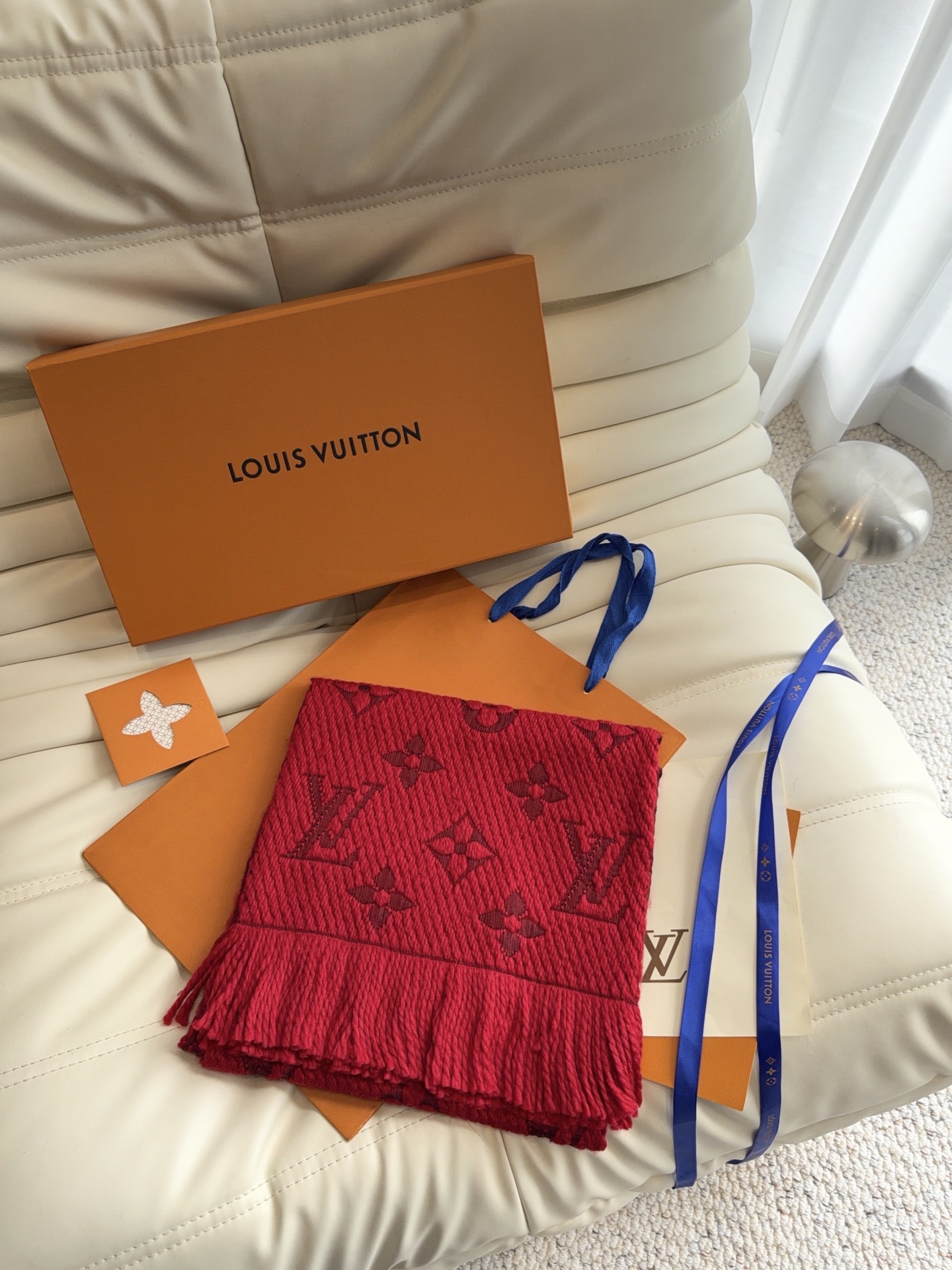 🔥🔥🔥Louis Vuitton(路易威登)唐嫣明星同款秋冬羊毛围巾 加厚保暖羊绒围巾披肩两用纯色 这款围巾上饰有经典的 🔥🔥🔥Louis Vuitton(路易威登)唐嫣明星同款秋冬羊毛围巾 加厚保暖羊绒围巾披肩两用纯色 这款围巾上饰有经典的