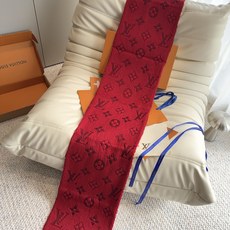 🔥🔥🔥Louis Vuitton(路易威登)唐嫣明星同款秋冬羊毛围巾 加厚保暖羊绒围巾披肩两用纯色 这款围巾上饰有经典的 🔥🔥🔥Louis Vuitton(路易威登)唐嫣明星同款秋冬羊毛围巾 加厚保暖羊绒围巾披肩两用纯色 这款围巾上饰有经典的
