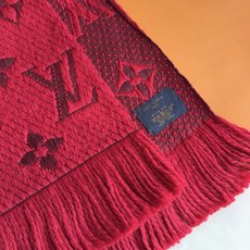 🔥🔥🔥Louis Vuitton(路易威登)唐嫣明星同款秋冬羊毛围巾 加厚保暖羊绒围巾披肩两用纯色 这款围巾上饰有经典的 🔥🔥🔥Louis Vuitton(路易威登)唐嫣明星同款秋冬羊毛围巾 加厚保暖羊绒围巾披肩两用纯色 这款围巾上饰有经典的
