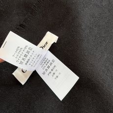 Dior(迪奥)这款迷人的140厘米披肩令您散发内在优雅和从容自信。此柔软轻盈的配饰制作精良,可轻松搭配造型,适合各种场 Dior(迪奥)这款迷人的140厘米披肩令您散发内在优雅和从容自信。此柔软轻盈的配饰制作精良,可轻松搭配造型,适合各种场