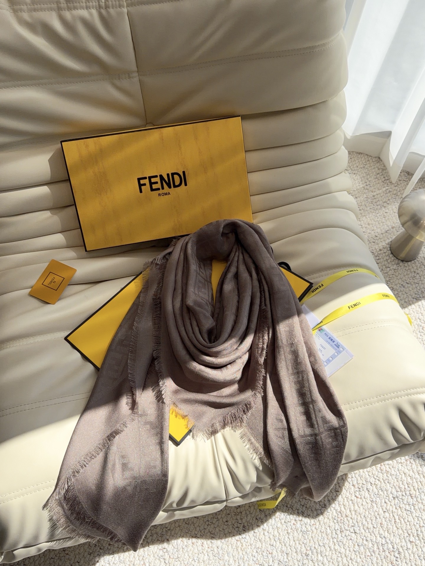 FENDI（芬迪）这款迷人的140厘米披肩令您散发内在优雅和从容自信。此柔软轻盈的配饰制作精良，可轻松搭配造型，适合各种